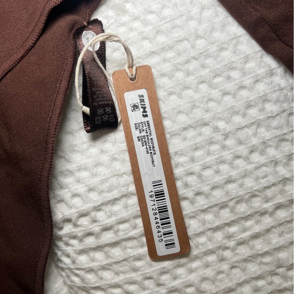 SKIMS Off the shoulder Long Sleeve Bodysuit - Picture 2 of 3